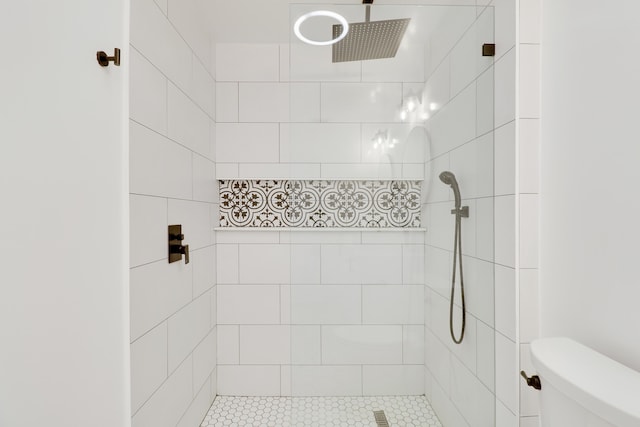 full bath with toilet and tiled shower