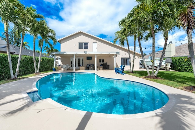 view of swimming pool featuring a patio, a lawn, an outdoor living space, and a fenced in pool