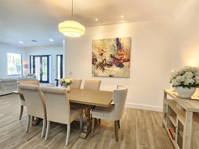 dining space featuring recessed lighting, baseboards, crown molding, and light wood finished floors