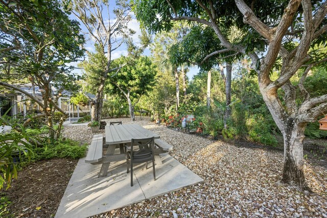 view of yard featuring a shed and an outdoor structure