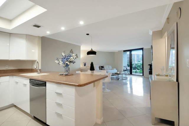 kitchen with visible vents, open floor plan, light tile patterned flooring, a sink, and a peninsula