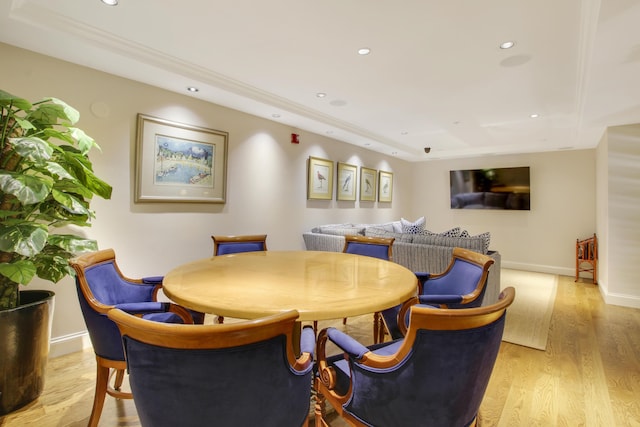 dining space featuring recessed lighting, light wood-style flooring, and baseboards