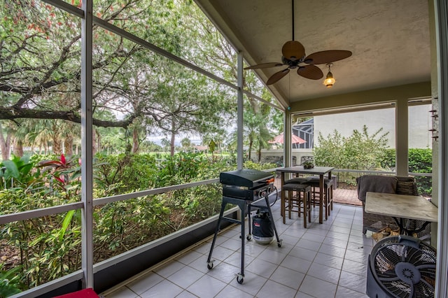 6861 Briarlake Cir, Palm Beach Gardens, FL 33418 - sunroom with a ceiling fan, outdoor dining area, and vaulted ceiling