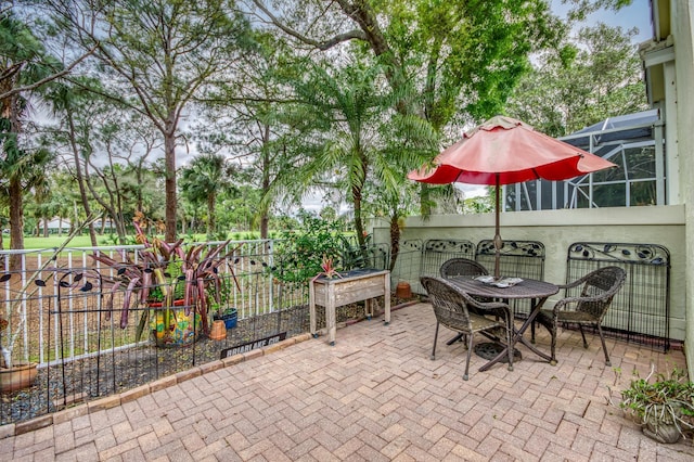 6861 Briarlake Cir, Palm Beach Gardens, FL 33418 - view of patio featuring outdoor dining area and fence