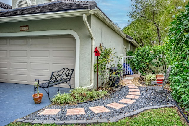 6861 Briarlake Cir, Palm Beach Gardens, FL 33418 - view of side of home with stucco siding and an attached garage
