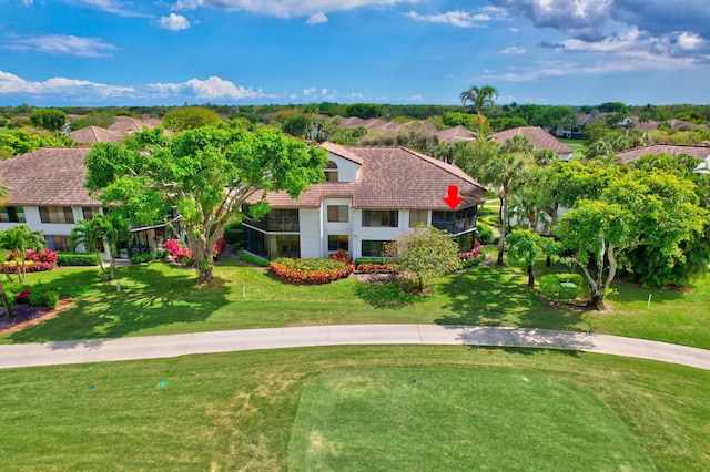 view of front of property featuring a front lawn