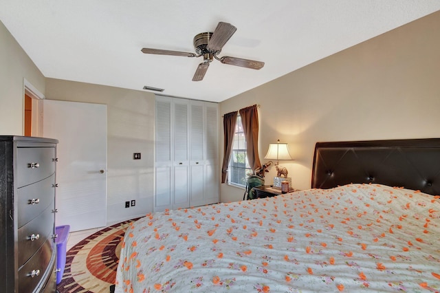 bedroom with ceiling fan, a closet, and visible vents