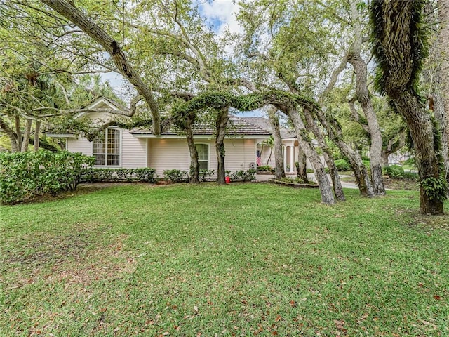 view of front of house featuring a front lawn