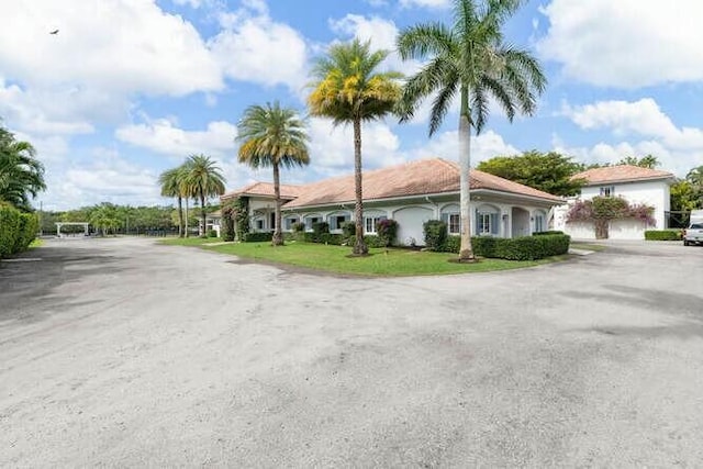 view of front of house featuring driveway