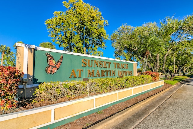 view of community / neighborhood sign