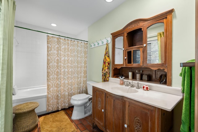 full bath with toilet, recessed lighting, shower / bath combo with shower curtain, and vanity