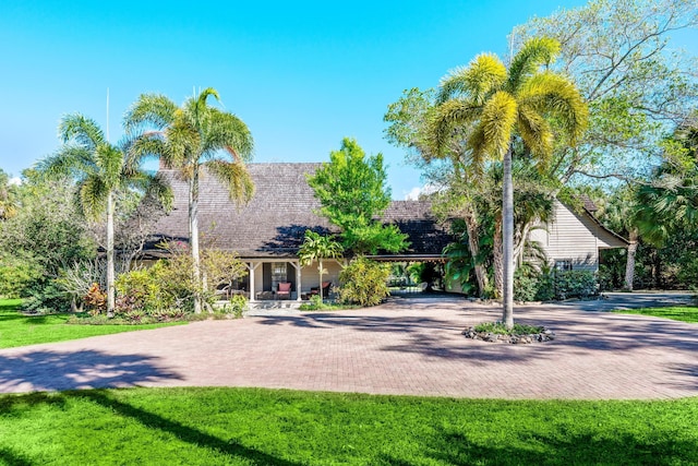 view of front of house featuring a front lawn and decorative driveway