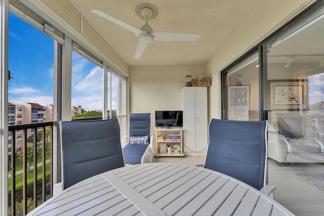 sunroom / solarium with a ceiling fan