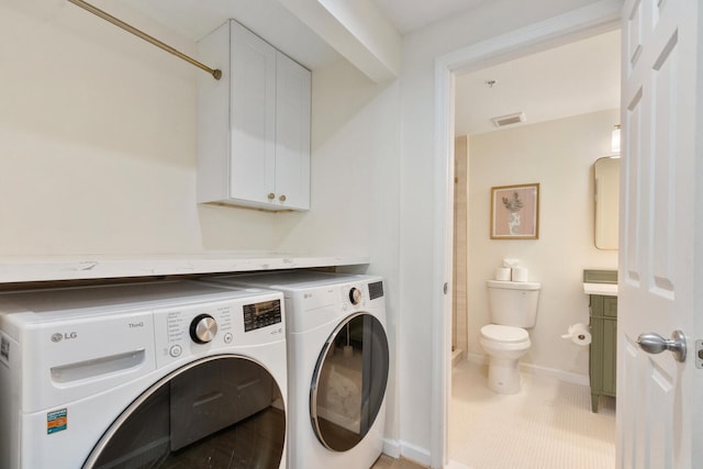 laundry room with cabinet space, visible vents, independent washer and dryer, and baseboards