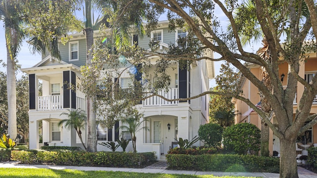 view of front facade featuring stucco siding