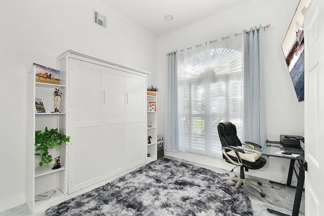 home office with visible vents and baseboards