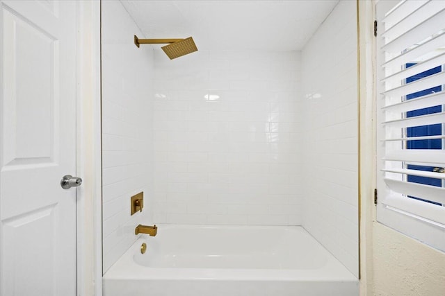 bathroom with bathtub / shower combination