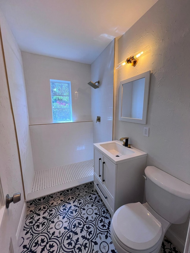 full bathroom with tiled shower, a textured wall, and toilet