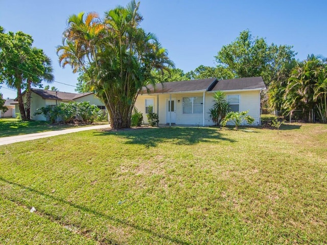 single story home with a front lawn