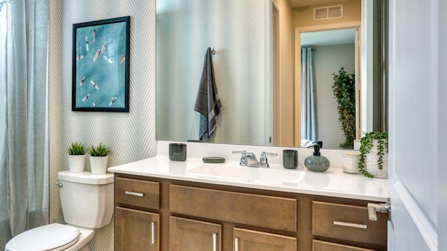 full bathroom with visible vents, toilet, vanity, a shower with curtain, and wallpapered walls