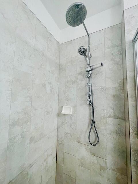 details featuring tiled shower