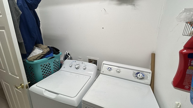 washroom with laundry area and independent washer and dryer