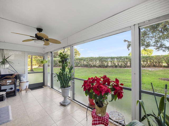 sunroom with ceiling fan