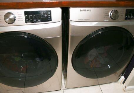 laundry room featuring laundry area, independent washer and dryer, and tile patterned flooring