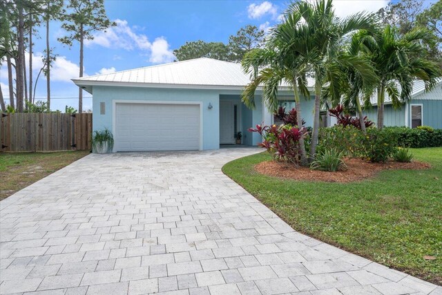 view of front facade with a garage and driveway