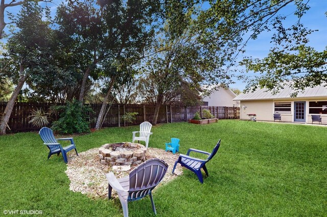 view of yard featuring an outdoor fire pit