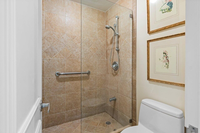 full bath featuring a tile shower and toilet