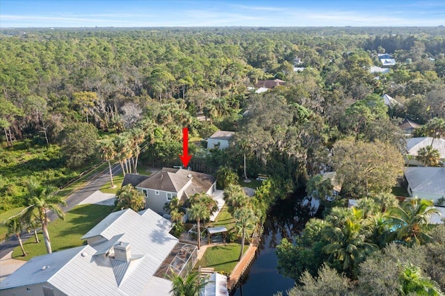 birds eye view of property featuring a forest view