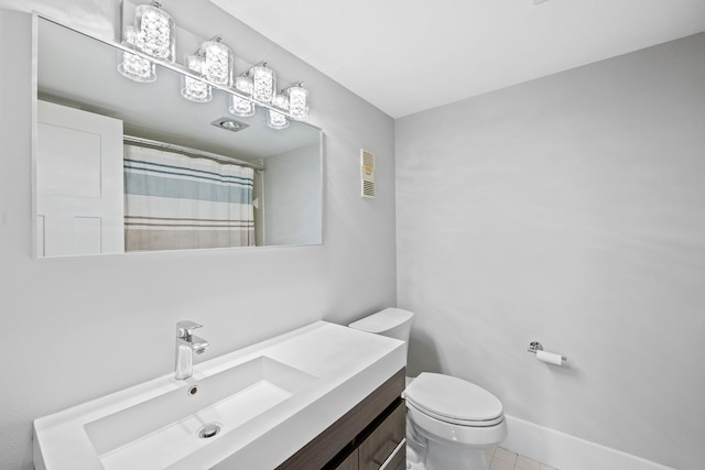 bathroom featuring curtained shower, toilet, visible vents, vanity, and baseboards