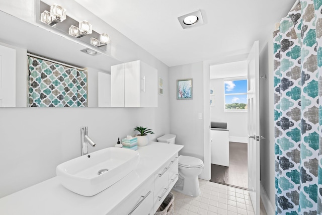 full bathroom featuring toilet, a shower with curtain, and vanity