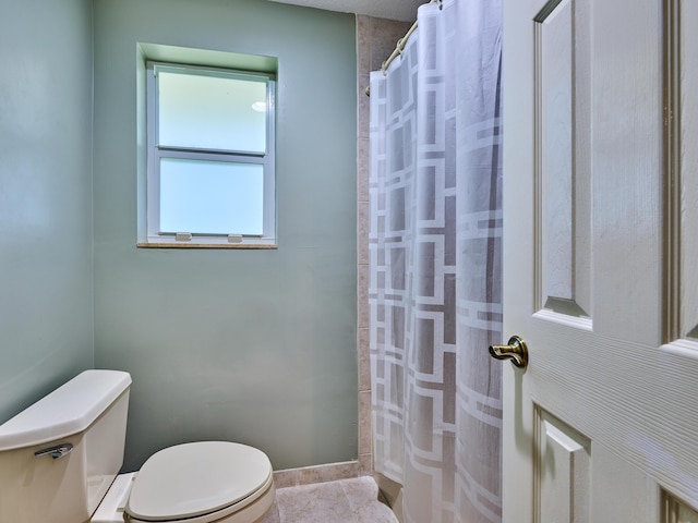 full bathroom with curtained shower and toilet