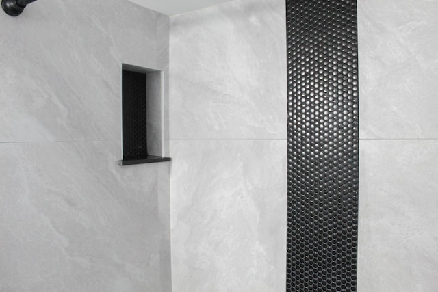 details featuring tiled shower