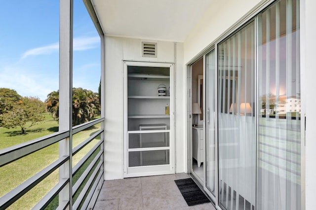 property entrance featuring a balcony