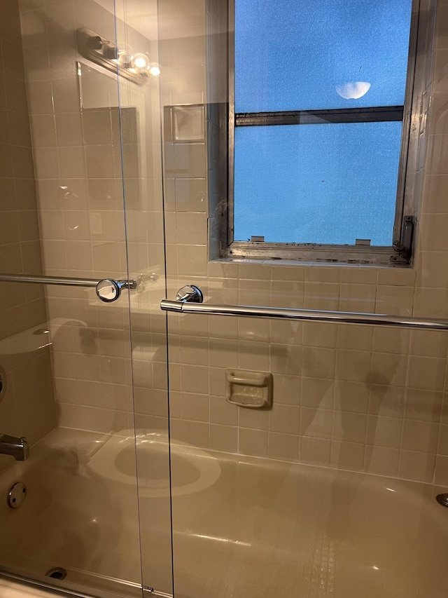 full bathroom with enclosed tub / shower combo