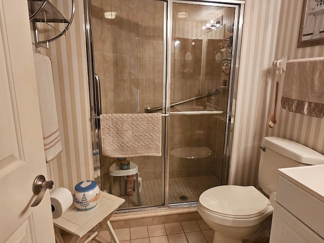 full bath featuring a shower stall, toilet, and wallpapered walls