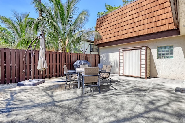 154 Weybridge Cir Unit C, Royal Palm Beach, FL 33411 - view of patio featuring outdoor dining area and fence