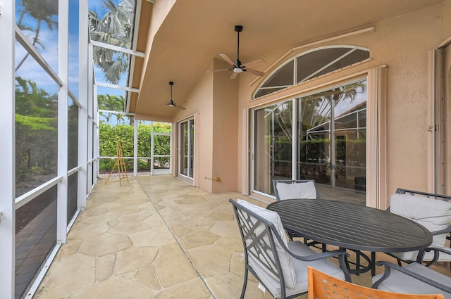 sunroom with ceiling fan