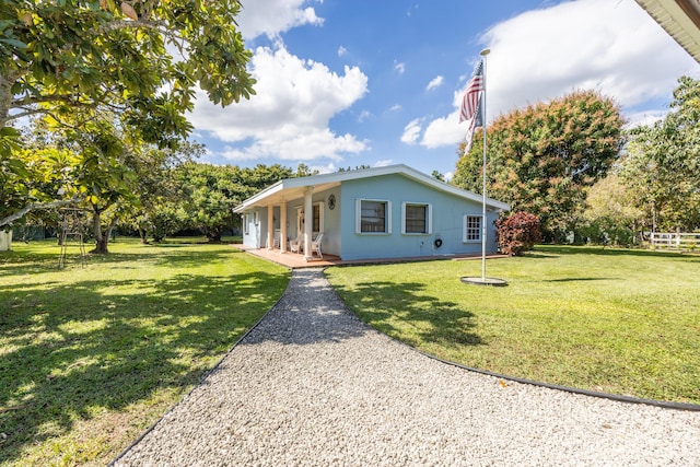 view of front facade featuring covered porch and a front yard