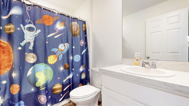 bathroom with toilet, a shower with shower curtain, and vanity