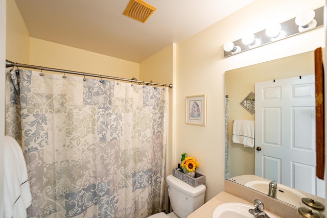 full bath featuring toilet, a shower with curtain, visible vents, and vanity