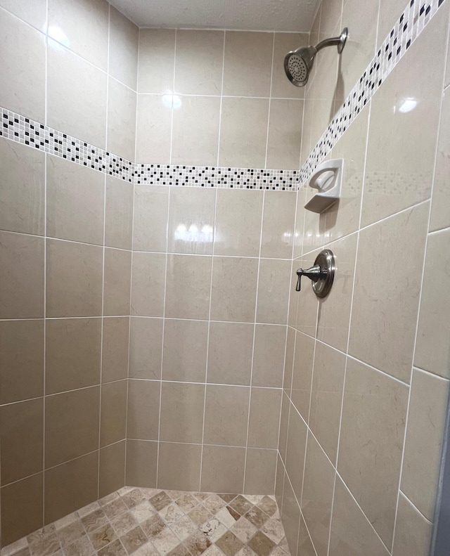 bathroom featuring a tile shower