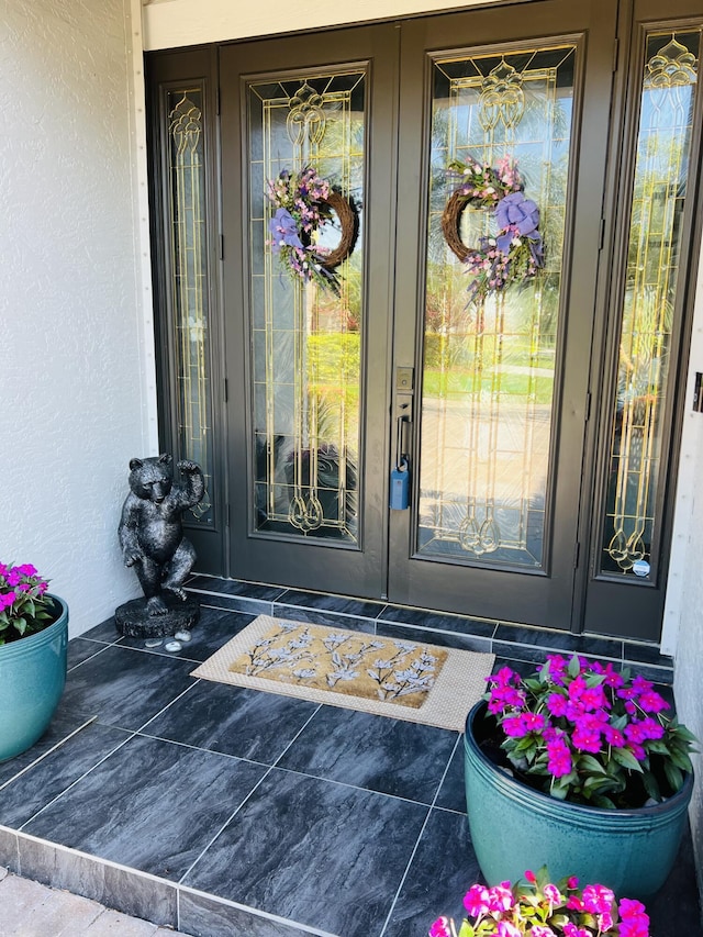 view of exterior entry featuring stucco siding