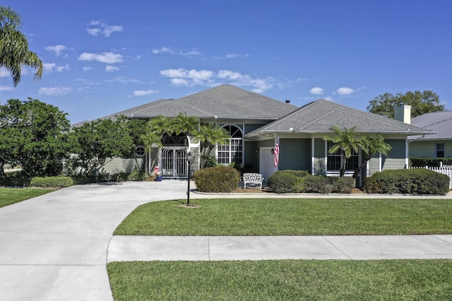 view of front of house with driveway and a front lawn