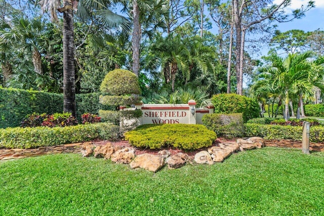 community / neighborhood sign featuring a lawn