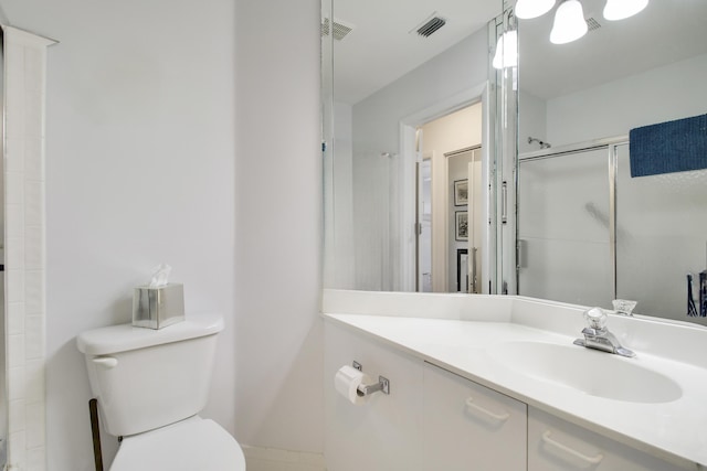 full bath featuring a shower with door, visible vents, toilet, and vanity
