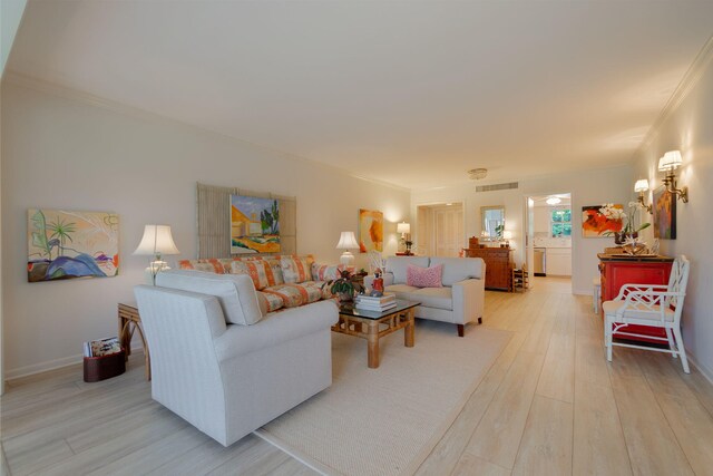 sunroom / solarium featuring ceiling fan